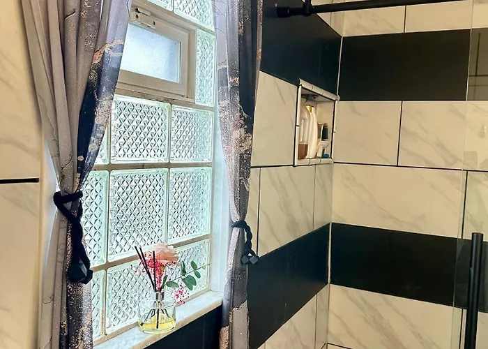 Comfortable King Bedroom Within A With Hosts Guest house *