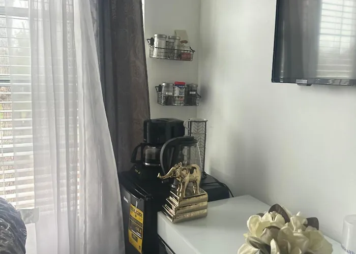 Comfortable King Bedroom Within A With Hosts Guest house *